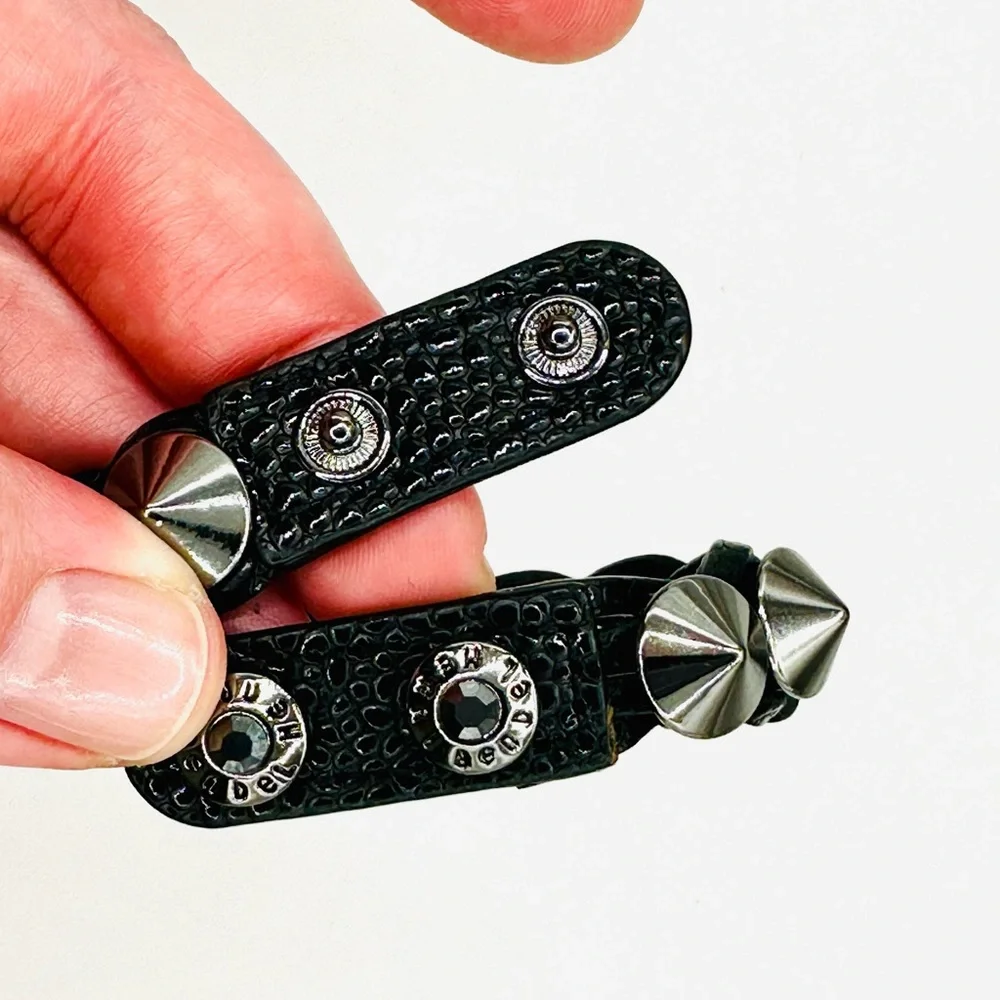 🤎 HENRI BENDEL Vintage Studs & Logo Leather Bracelet.
Black & Silver - Picture 12 of 16